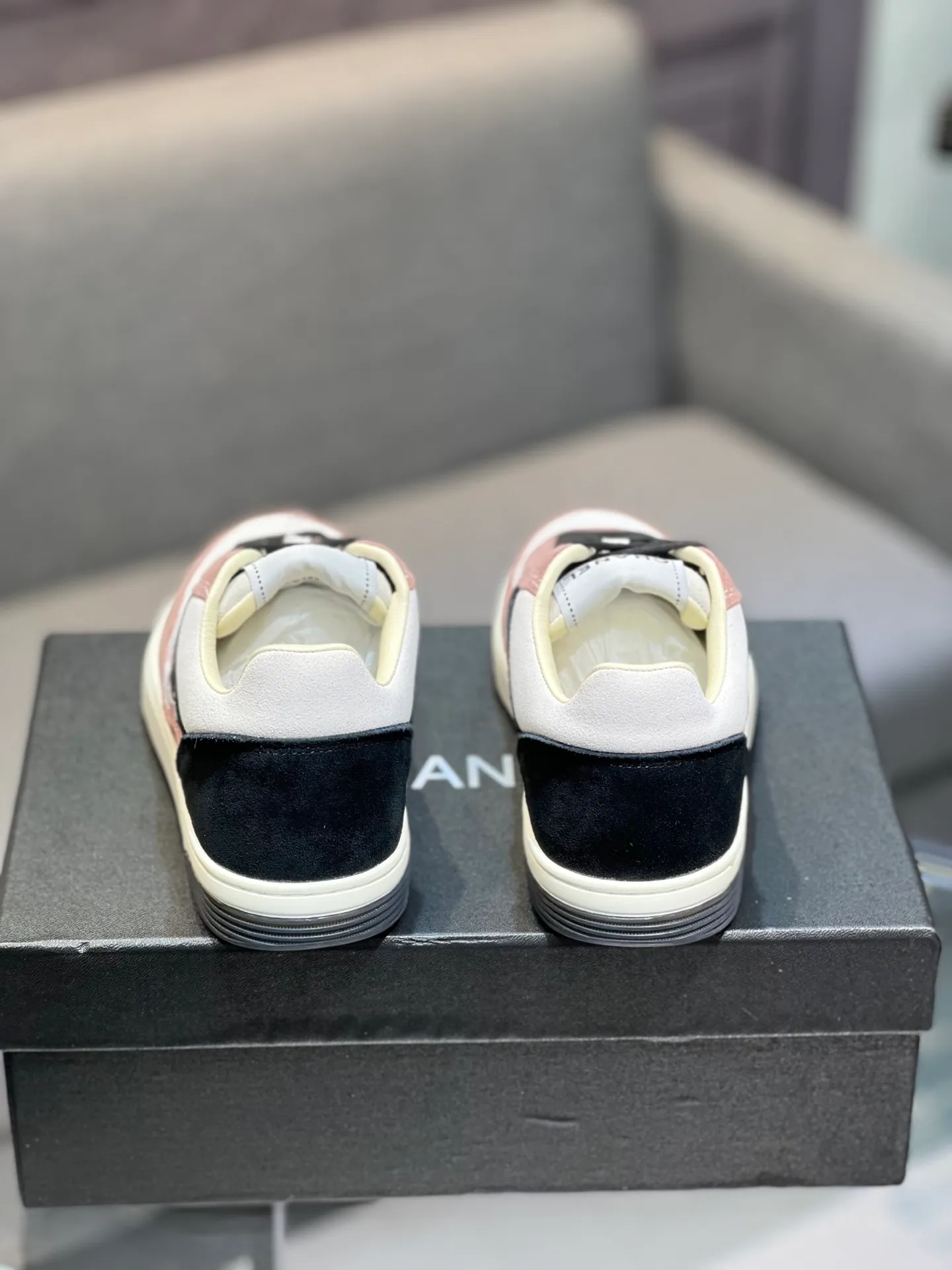 Men's men's shoes 💰620 Exclusive real shot (top version) CHANEL Chanel's new panda sneakers Panda shoes Chanel 2025ss color matching thick-soled casual sports shoes sneakers Counter synchronization The counter is very popular Very difficult to buy a shoe The most popular thick-soled panda shoes on the Internet It is obvious that Xiaoxiang control cannot miss it Simple and versatile white shoes that have both good looks and comfort Thick sole increases height, is super versatile and can be worn with eyes closed😍 Whoever wears it will look better. Upper: calfskin. Lining: imported sheepskin lining. Outsole: TPU original outsole. Size: 35-44 (41 for women, 40 for men, custom made).
